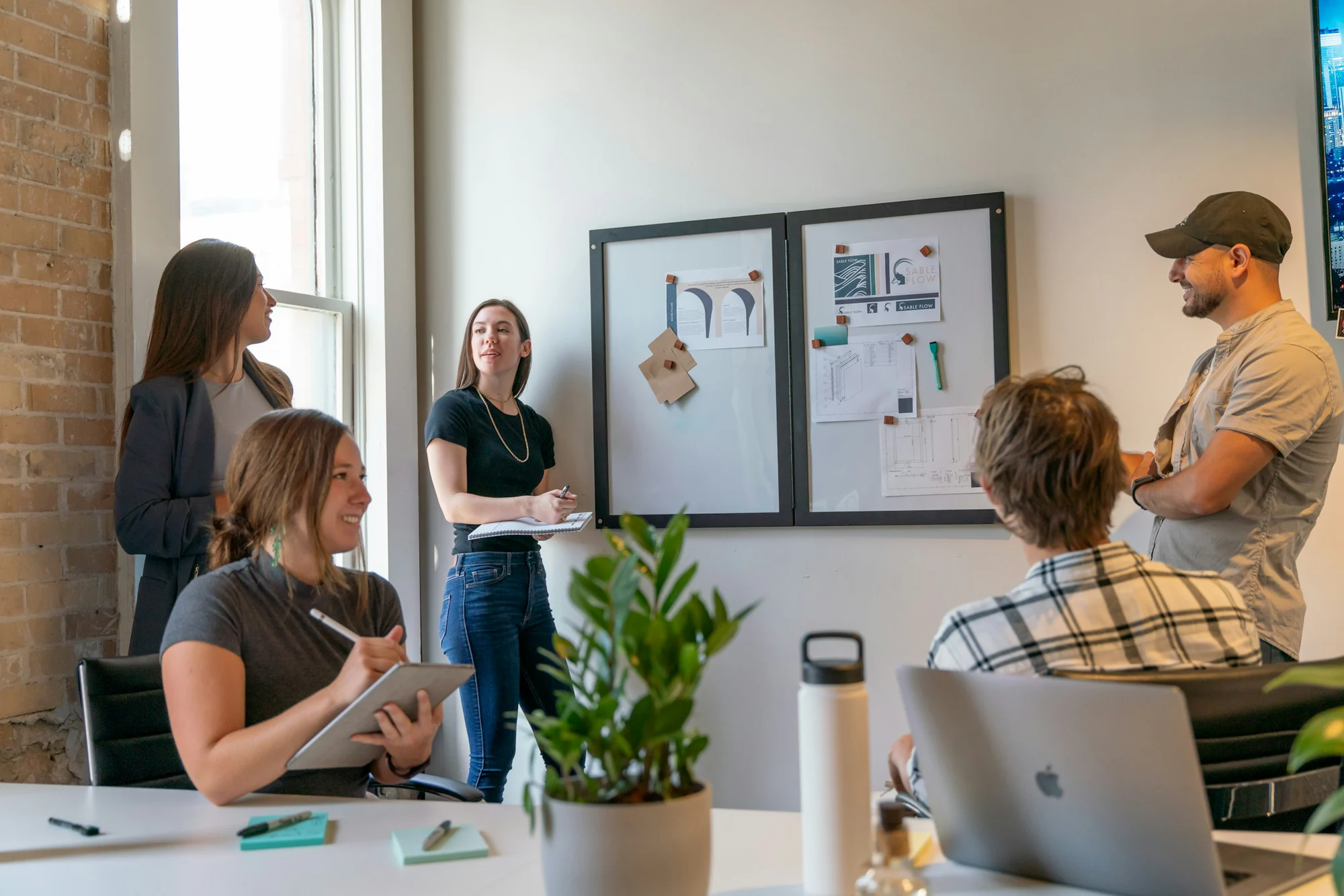 Atelier collectif avec une équipe dans un bureau lumineux