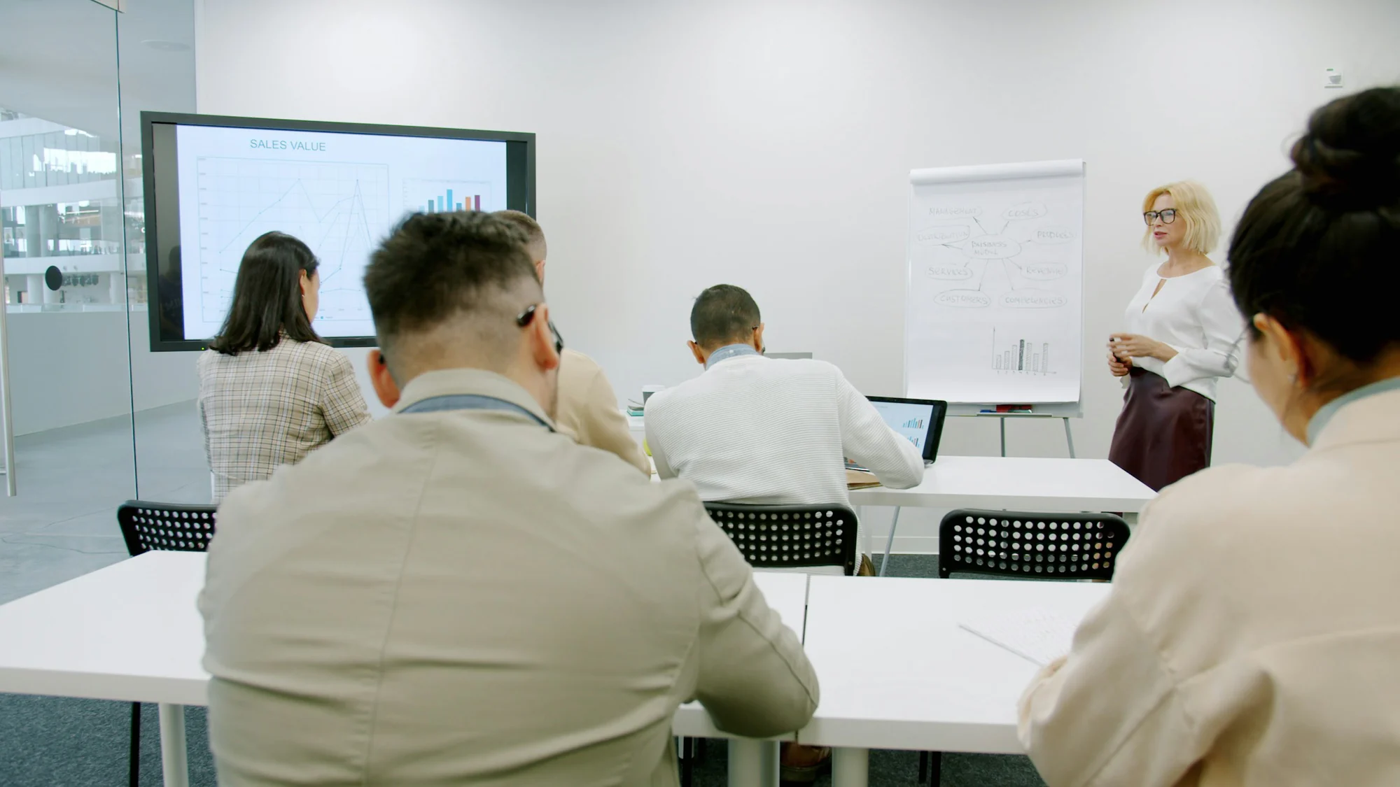 Formatrice animant une formation management en salle